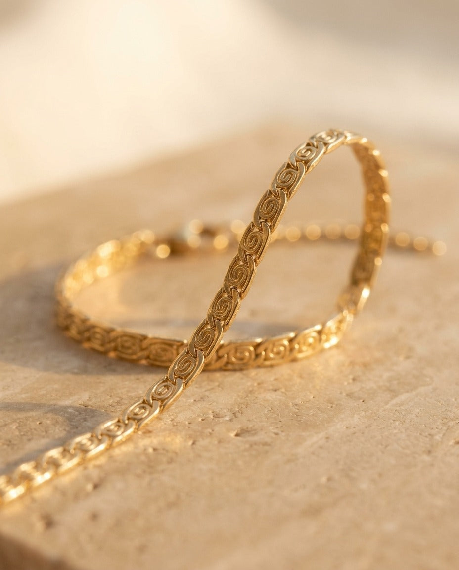 Éclisse Bracelet in gold — macro detail of the fine scroll-link chain