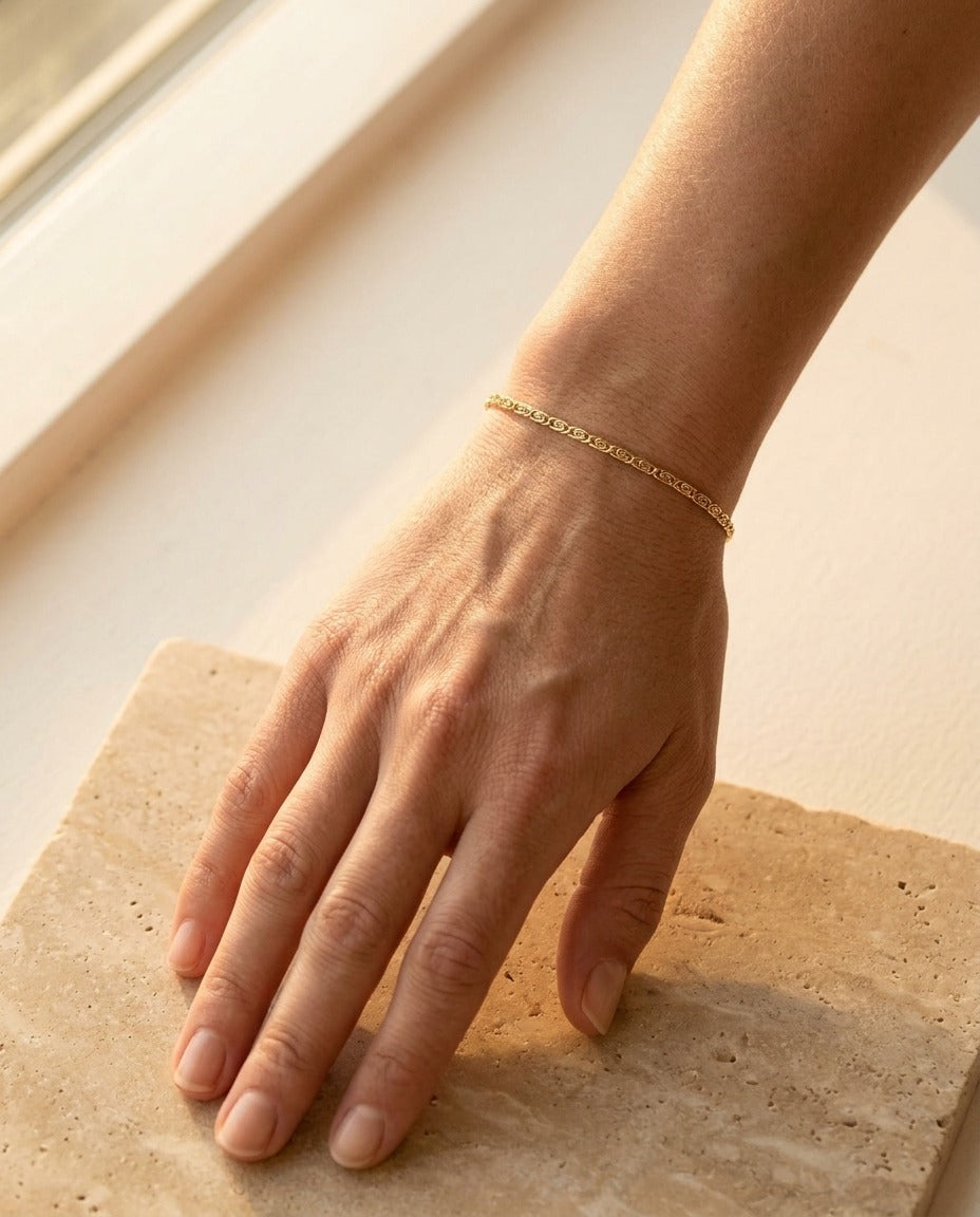 Éclisse Bracelet in gold worn on the wrist
