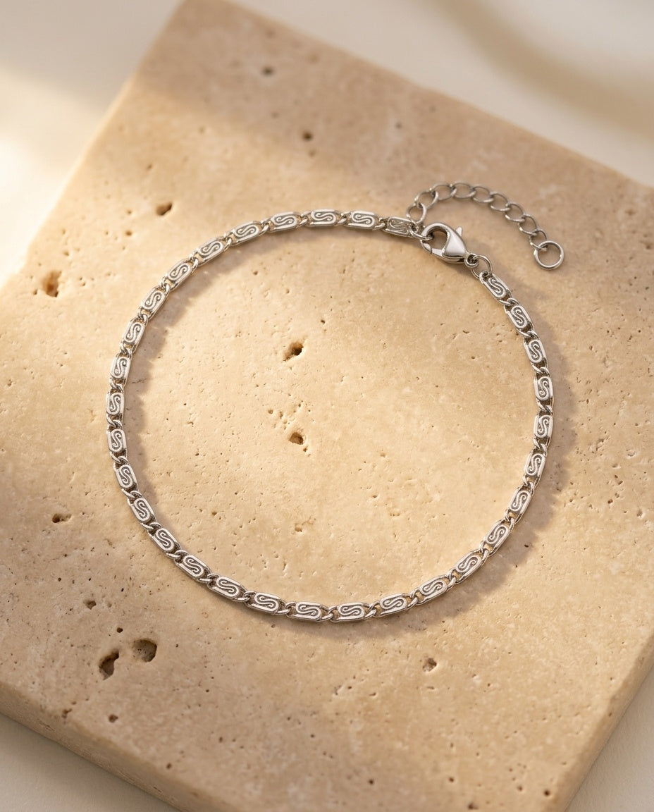 Éclisse Bracelet in silver on warm travertine
