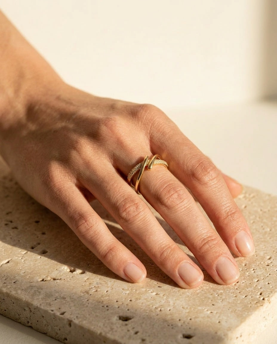 ALTUNA Sync Ring in gold worn on the hand, editorial close-up in warm sunlight