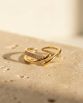 ALTUNA Sync Ring in gold on warm beige travertine