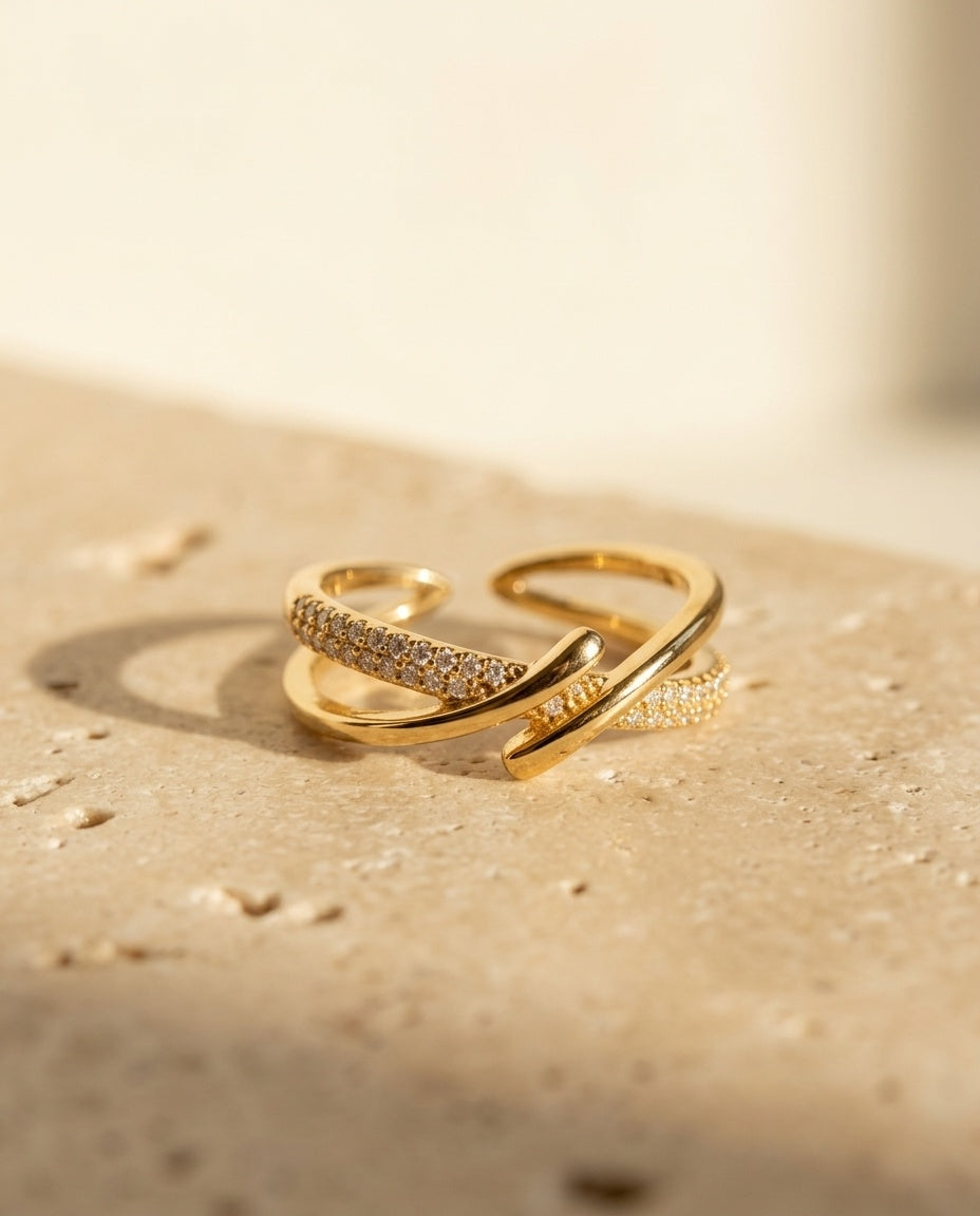 ALTUNA Sync Ring in gold on warm beige travertine